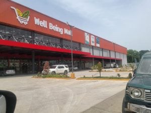 Entre los productos decomisados también hubo 25 unidades de bebidas alcohólicas premium y cigarrillos premium sin permisos legales para su comercialización. (Foto cortesía MICM)