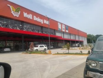 Entre los productos decomisados también hubo 25 unidades de bebidas alcohólicas premium y cigarrillos premium sin permisos legales para su comercialización. (Foto cortesía MICM)