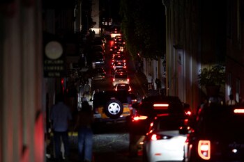 FOTO DE ARCHIVO: Coches circulan