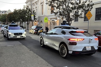 Dos taxis autónomos de Waymo