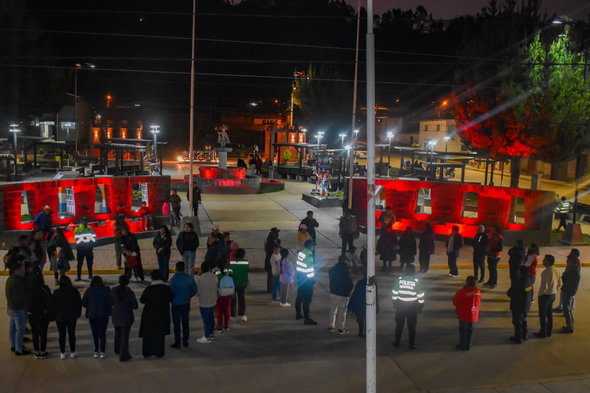 Habitantes y autoridades de Lauricocha se reúnen en la plaza principal durante el Simulacro Nacional Multipeligro ante sismo realizado durante la noche. (Municipalidad Provincial de Lauricocha)