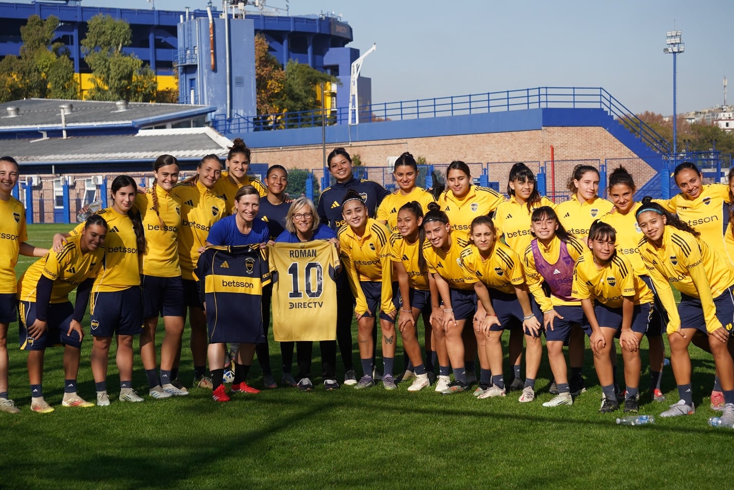 En su visita Amy y Lisa conocieron a las jugadoras de la reserva de Boca Juniors (@bocajrsfutbolfemenino)