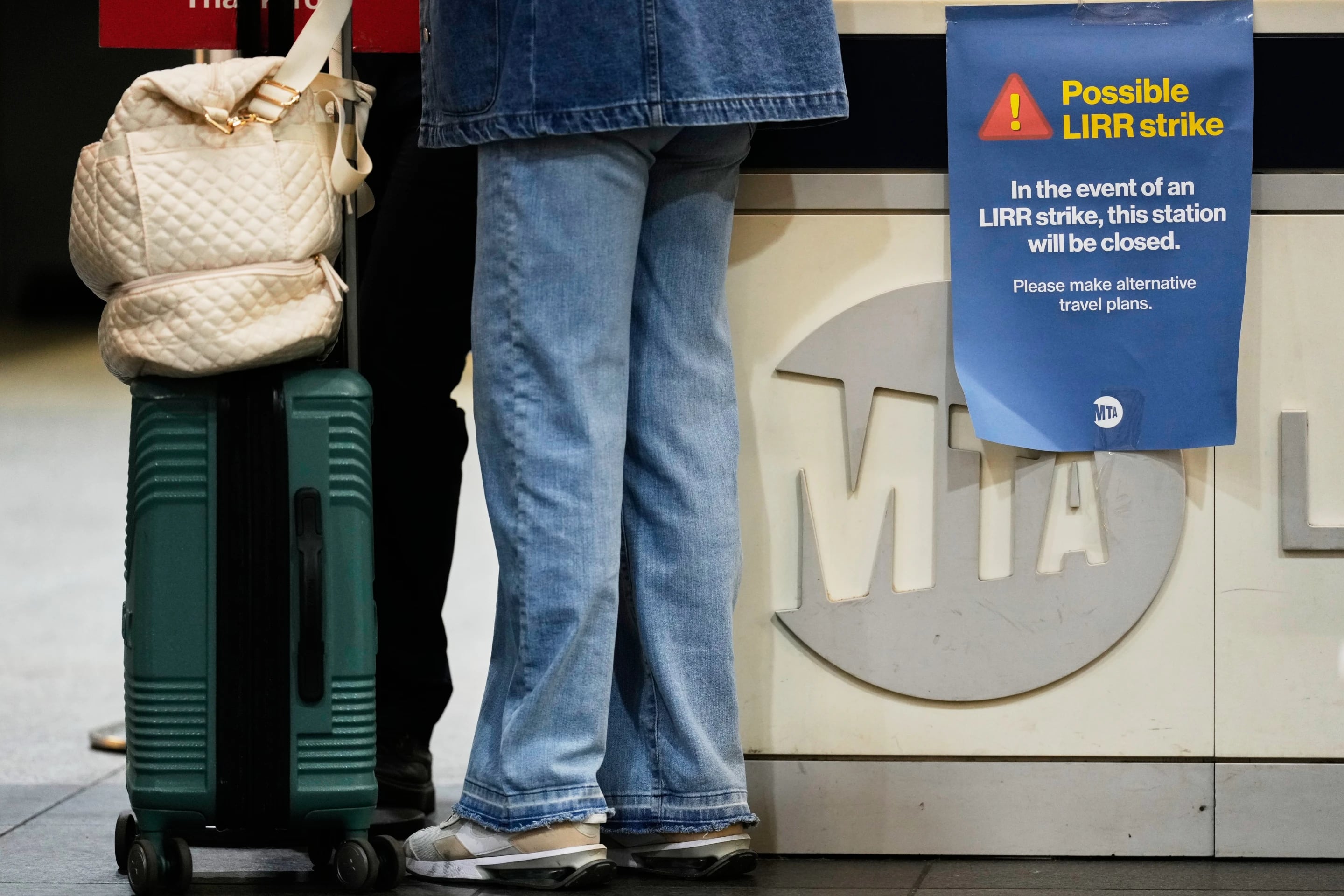 El Ferrocarril de Long Island (LIRR, por sus siglas en inglés) canceló su servicio durante la madrugada de este sábado 16 de mayo, luego de que cinco sindicatos iniciaran un paro a las 0:01, tras el fracaso de las negociaciones con la Autoridad Metropolitana de Transporte (MTA)
