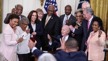 Biden asiste a servicio en