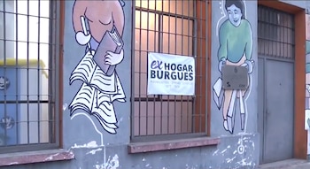 La puerta de un hogar de reclusión de menores en el que asesinaron a un joven en Uruguay (Captura Subrayado/Canal 10)