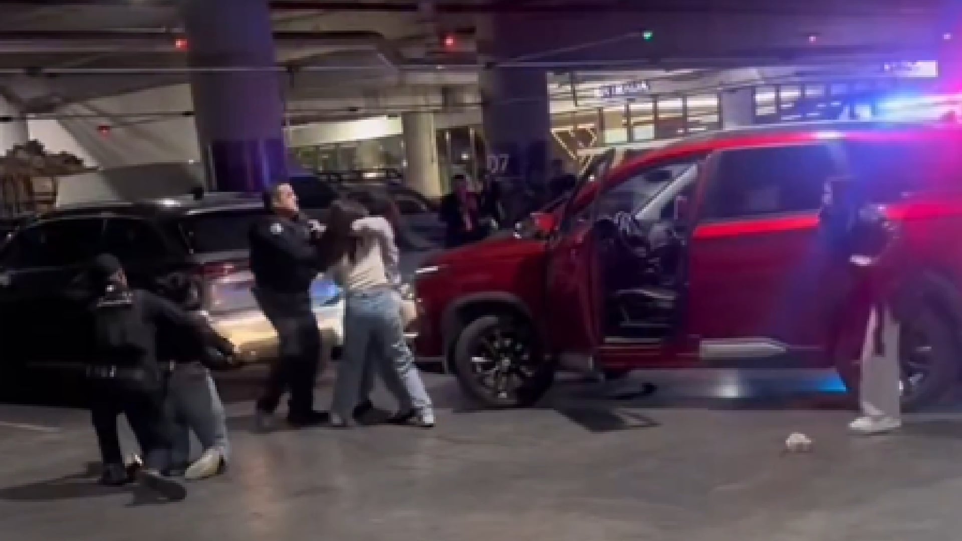 Detienen a tres mujeres tras persecución y agresión a policías en San Pedro, Nuevo León