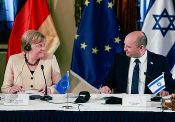 La canciller alemana, Angela Merkel, reacciona mientras asiste a una reunión del gabinete con el primer ministro israelí, Naftali Benett. Menahem Kahana / Pool vía REUTERS