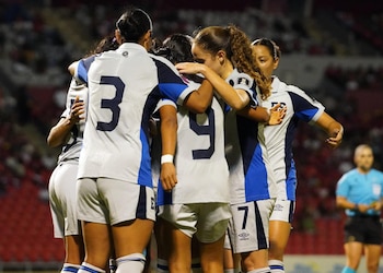 La selección femenina de El Salvador aseguró su pase al Campeonato Concacaf W 2026 tras vencer 2-0 a Trinidad y Tobago. (Cortesía: La Selecta)