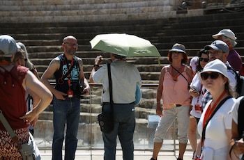 Vecinos y visitantes de Málaga bajo los efectos de la segunda ola de calor. (Álex Zea/Europa Press)
