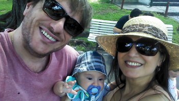 La pareja con su bebé