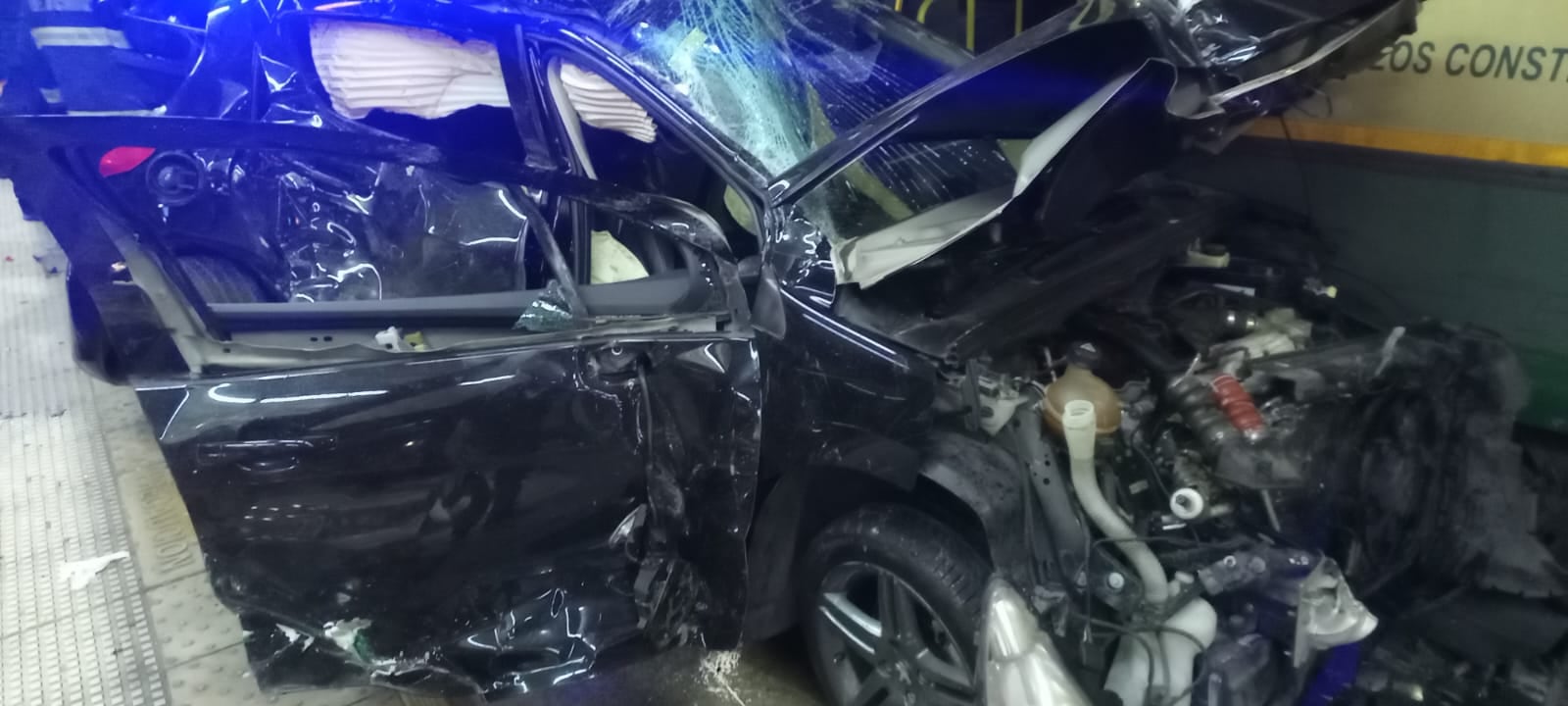 El auto quedó con daños considerables en su parte frontal y lateral, con el parabrisas roto y airbags interiores desplegados (SAME)
