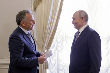 El presidente ruso, Vladimir Putin (d), conversa con el mediador de la Casa Blanca en la guerra ruso-ucraniana, Steve Witkoff, en la reunión que mantuvieron en San Petersburgo. EFE/EPA/GAVRIILGRIGOROV