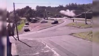 Una pasarela se desplomó sobre una autopista de Brasil tras ser impactada por un camión