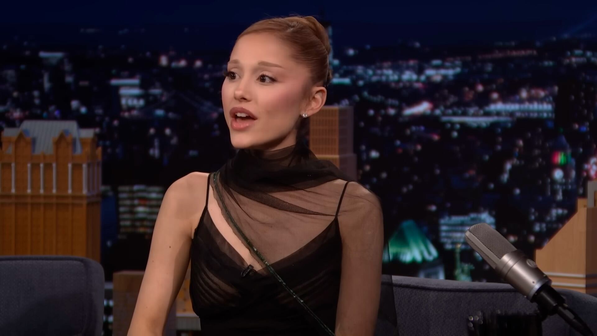 Los detalles artesanales de tul y bordados en el vestido de Ariana Grande evocan la elegancia de épocas pasadas (The Tonight Show)