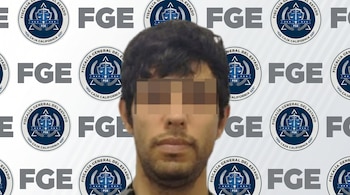Primer plano de un hombre con cabello oscuro y barba, cuyos ojos están pixelados, contra un fondo repetitivo con el logo de la Fiscalía General del Estado y las siglas FGE.