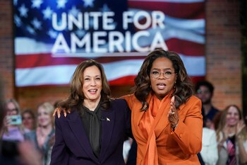 Kamala Harris junto a Oprah