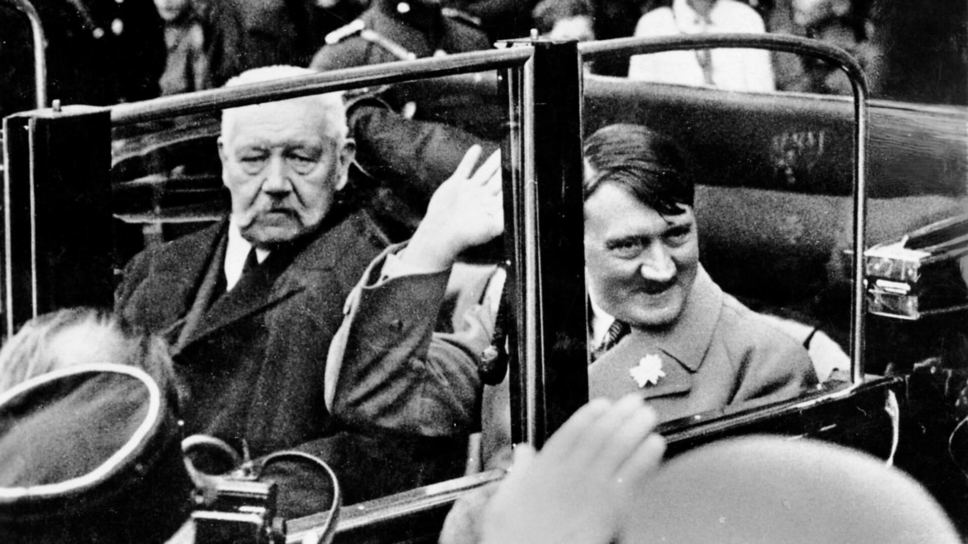 El presidente alemán Paul von Hindenburg en un automóvil con el líder nazi y canciller de Alemania, Adolf Hitler (Culture Club)