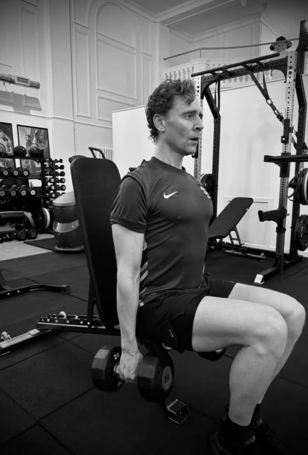 El compromiso del intérprete va más allá del set, reflejado en una rutina de entrenamiento sostenida y enfocada en la versatilidad del movimiento (@simonwatersonperformance)