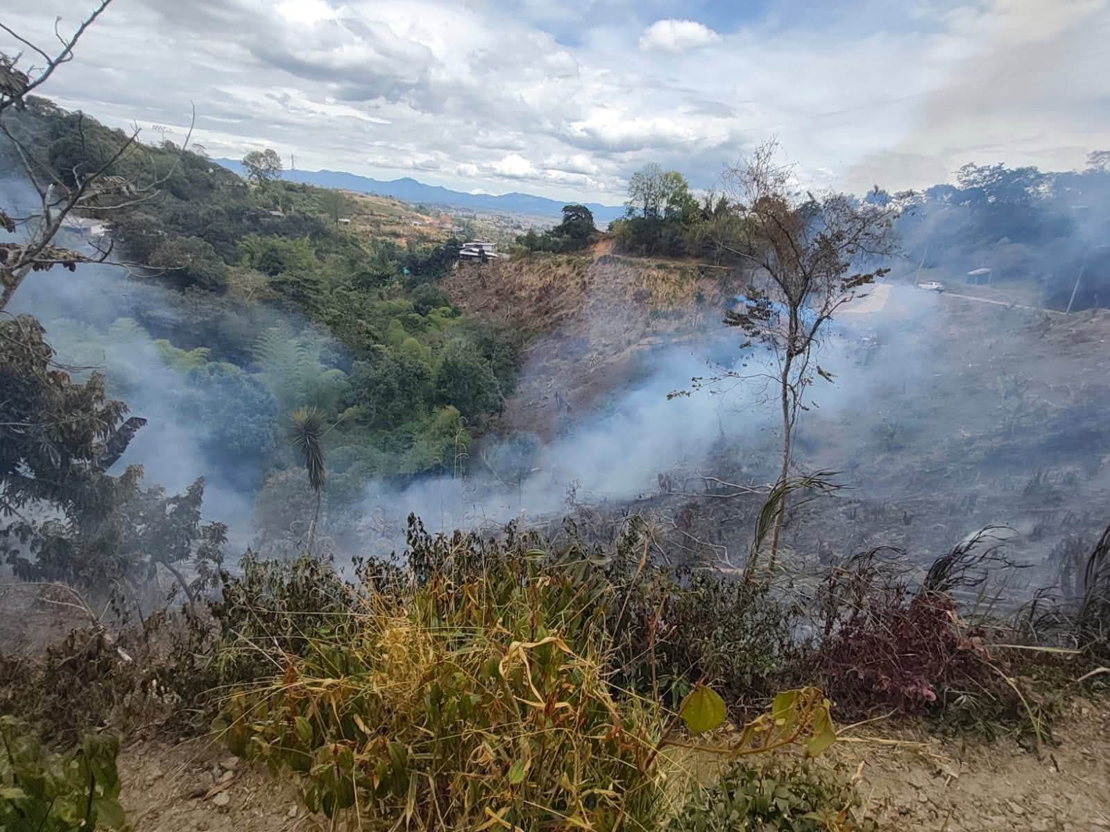 Durante las labores en Bajo Charco, un uniformado resultó lesionado y fue trasladado a un centro médico, donde se recupera sin complicaciones graves - crédito Benemérito Cuerpo de Bomberos Voluntarios de Popayán / Facebook