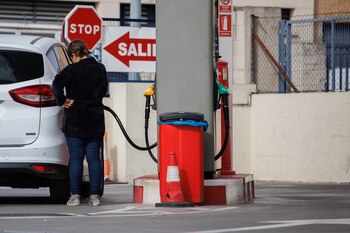 Un mujer reposta carburante en