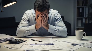 Millones de españoles se endeudan para sobrevivir y afrontar gastos cotidianos: el 68% dedica el 20% de sus ingresos a pagar préstamos