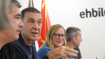 Otegi no contempla "una vuelta hoy de formas de violencia armada" y dice que no son "nostálgicos" del pasado