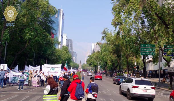 Manifestantes preparan una marcha que partirá al oriente sobre Av. Paseo de la Reforma, desde Insurgentes rumbo al Zócalo (X@OVIALCDMX)