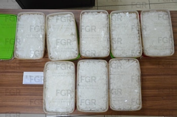 Vinculan a proceso a ocho personas detenidas con más de 50 kilos de drogas y armas de uso exclusivo del ejercito en Tabasco. FGR