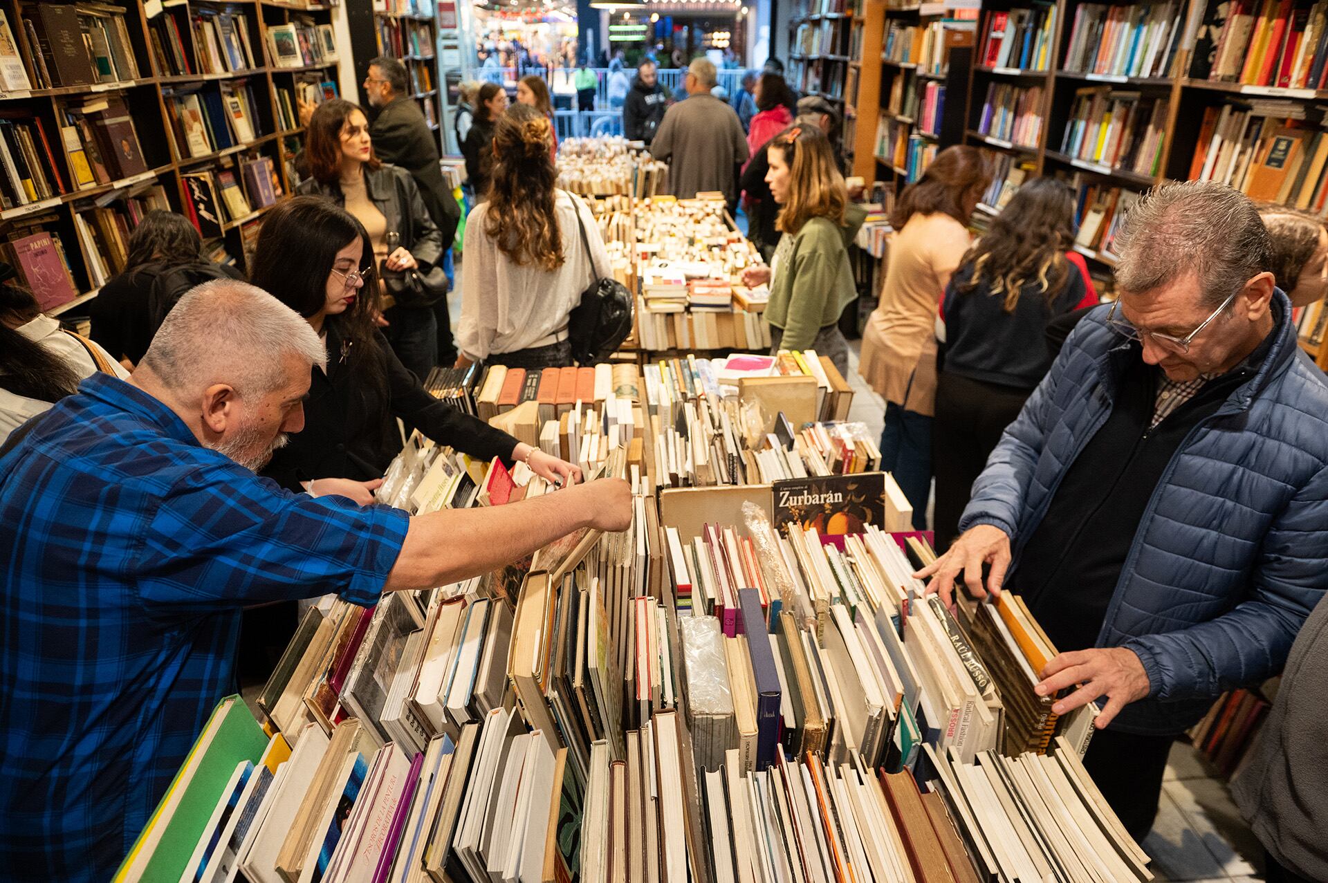 La riqueza bibliográfica de las tradicionales librerías porteñas se muestra en todo su esplendor este sábado por la noche