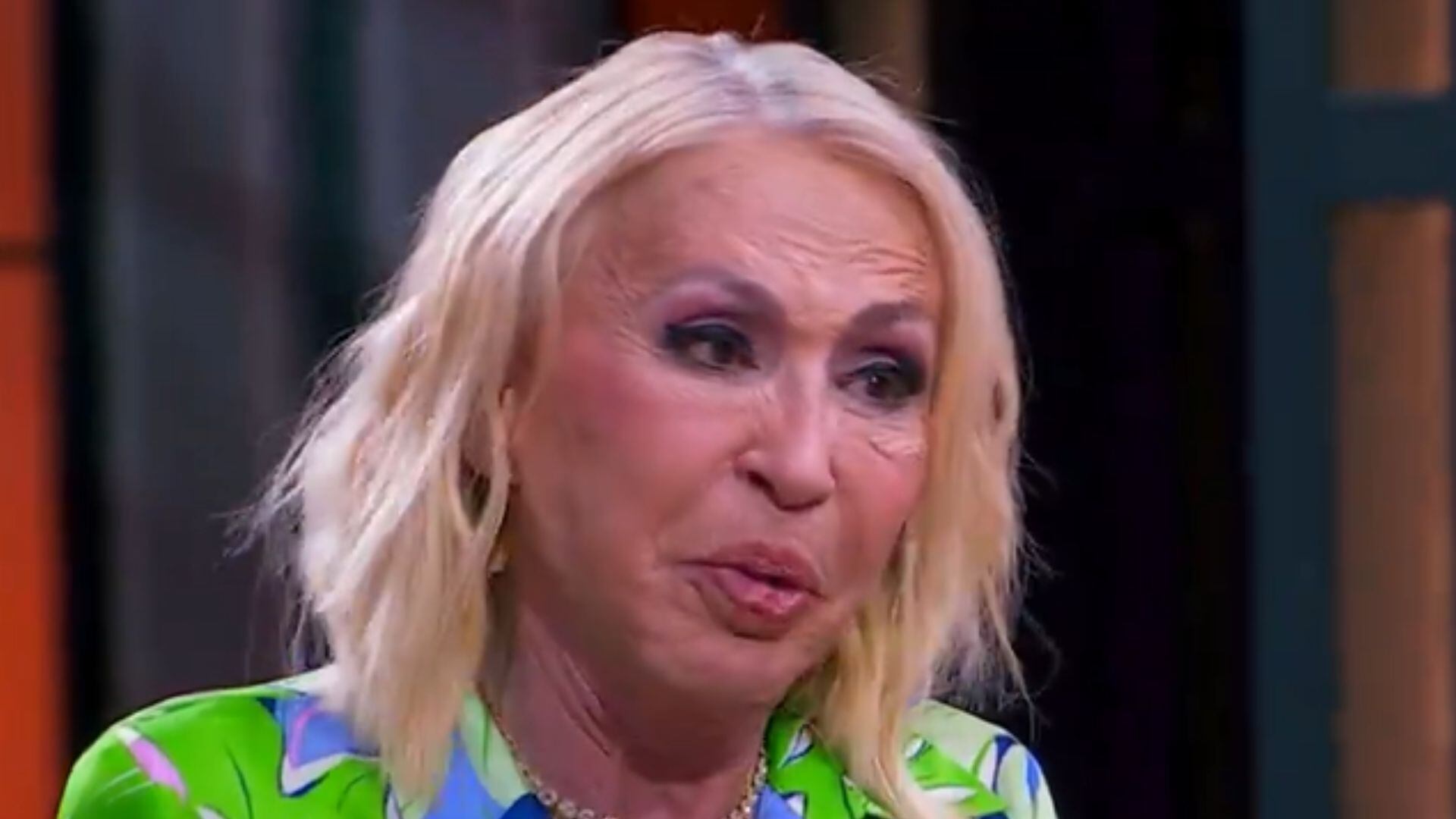 A Laura Bozzo se le habría reventado una úlcera gástrica: conductora está grave y permanece intubadaCaptura/Azteca Uno