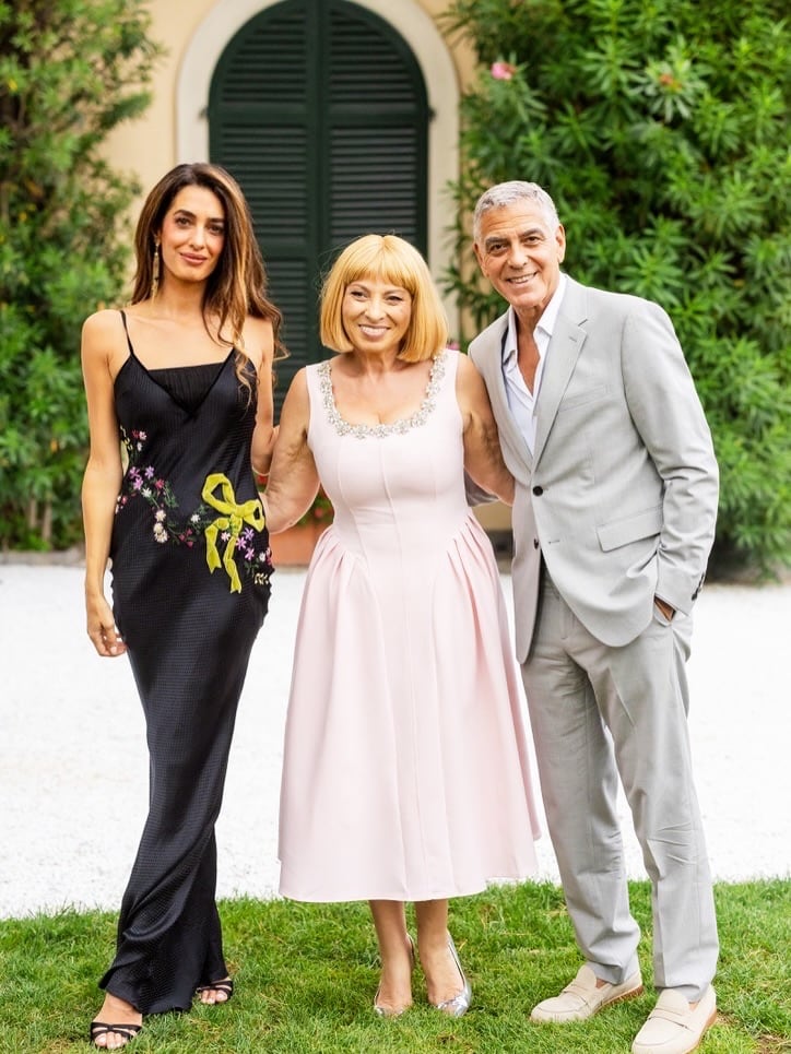 La abogada rescata un diseño de seda negra de John Galliano y lo lleva a una cena benéfica (angelapearlastrology)