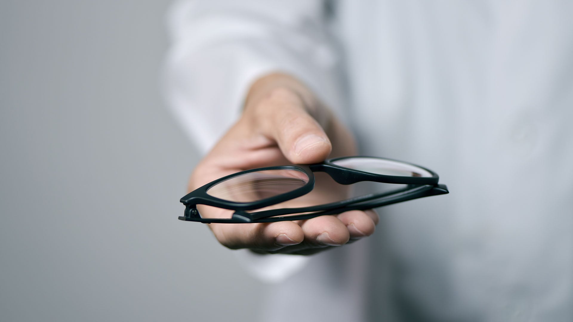 PAMI ofrece anteojos gratuitos a través de ópticas adheridas, cubriendo armazón y cristales según prescripción médica (Shutterstock)