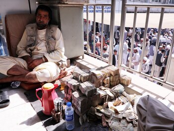 Cambista de dinero en Kabul (Reuters)