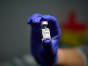 29/12/2020 Una trabajadora sanitaria, con material necesario para administrar la vacuna contra la COVID-19, en Pamplona, Navarra (España), a 29 de diciembre de 2020. Navarra ha comenzado este martes a vacunar frente al Covid-19 a los profesionales sociosanitarios de residencias de la Comunidad foral. Con dosis recibidas hoy mismo, los trabajadores han comenzado el proceso de vacunación en los espacios de Refena en Pamplona y en distintos centros residenciales.
POLITICA
Eduardo Sanz - Europa Press