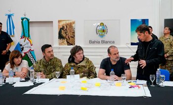 El presidente Javier Milei, el gobernador bonaerense, Axel Kicillof, junto al intendente Federico Susbielles, Luis Petri y Pacia Bullrich