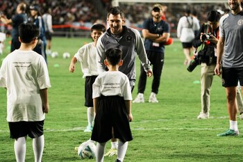 Lionel Messi jugó un rato al fútbol con algunos niños en el estadio de Hong Kong, donde se entrenó Inter Miami previo al amistoso del domingo (REUTERS/Lam Yik)