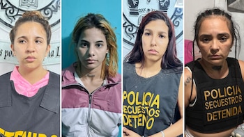 Composición de cuatro retratos frontales de mujeres con expresiones serias; dos visten chalecos con la palabra 'Policía Detenida', otra una chaqueta y una camiseta oscura