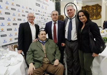 Francisco Valcárcel, sentado; y su