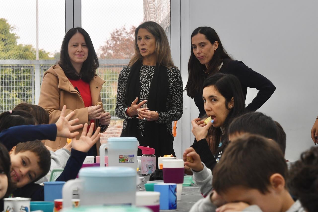La intendenta Soledad Martínez, la nutricionista Lucrecia Videla y la secretaria Rocío Fontana