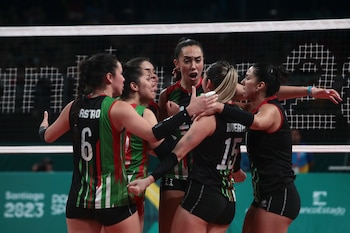 Jugadoras de México celebran al vencer a Argentina hoy, en el partido por la medalla de bronce de voleibol femenino durante los Juegos Panamericanos 2023 en Santiago (Chile). (EFE/ Osvaldo Villarroel)
