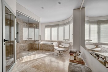 Baño con jacuzzi hecho a