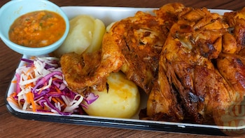 Pollada con Pallares y zarza criolla