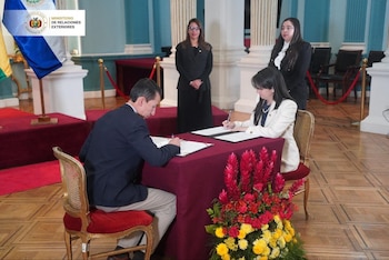 Bolivia y El Salvador firman un convenio de cooperación espacial con fines pacíficos y avanzan hacia acuerdos en transporte y conectividad aérea. (Cortesía: Ministerio de Relaciones Exteriores de Bolivia)