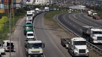 Chile: el gobierno enfrenta su primer paro de camioneros por sostenidas alzas de combustibles