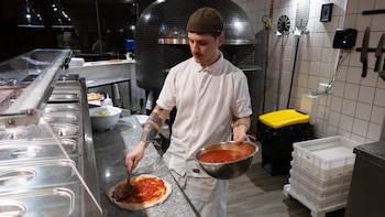Luigi Foria, pizzero del restaurante Origine, uno de los talentos emergentes más importantes de la gastronomía italiana en Madrid. (Alejandro Higuera López/Infobae)