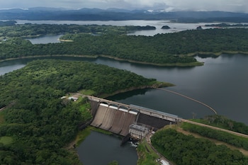 El abastecimiento de agua es uno de los desafíos del Canal de Panamá. En la foto, la represa Madden en el lago Alhajuela. (AP Foto/Matias Delacroix)
