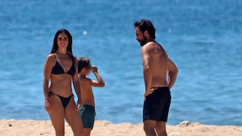 Elena Furiase presume de tipazo en bikini durante sus vacaciones familiares en las playas de Cádiz
