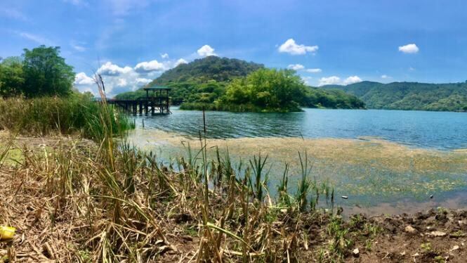 Menos del 2% del agua superficial del lago Coatepeque queda disponible para la población, impactando la cobertura de 7.300 habitantes preexistentes. (Foto cortesía Fundación Lago de Coatepeque)