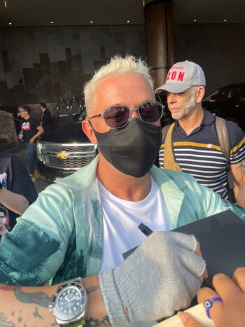 Alejandro Sanz de cerca firmando