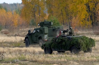 Miembros del ejército lituano asisten a un ejercicio militar del grupo de batalla liderado por Alemania cerca de Rukla, Lituania (REUTERS/Ints Kalnins)